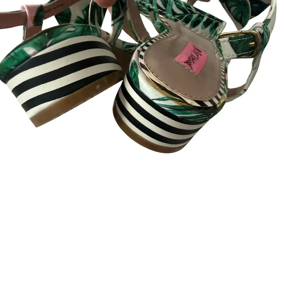 Betsey Johnson Prilla Sandals T-Strap Tropical Palm Multi Color Women's 6 NEW!